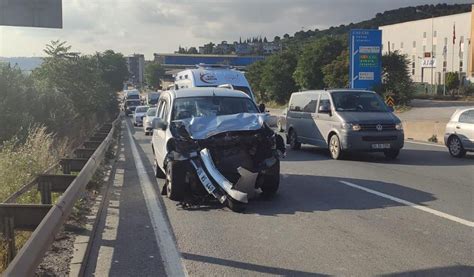 Kocaeli'de hafif ticari araç ile otomobil çarpıştı 3 kişi yaralandı